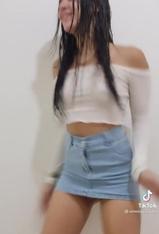 5. Sultry ximelaquebaila in White Crop Top while Twerking