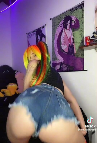 5. sexy teen twerking in shorts big ass tiktok