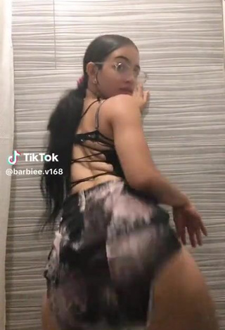 1. Sultry barbiee.v Shows Butt while Twerking