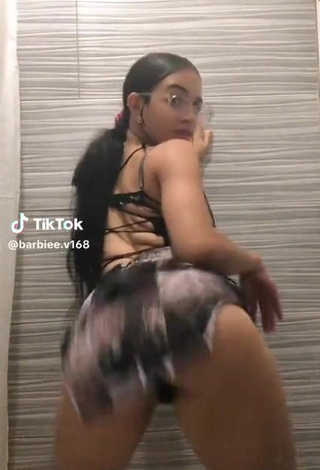 2. Sultry barbiee.v Shows Butt while Twerking