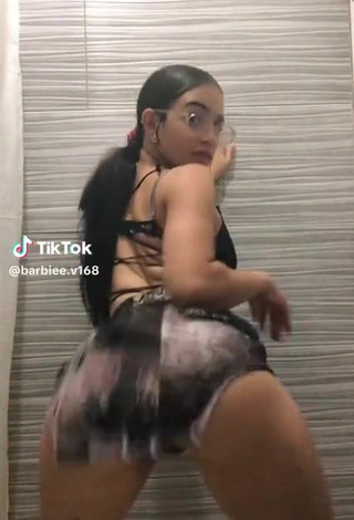 3. Sultry barbiee.v Shows Butt while Twerking