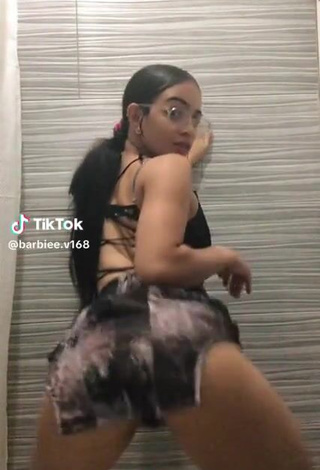 4. Sultry barbiee.v Shows Butt while Twerking