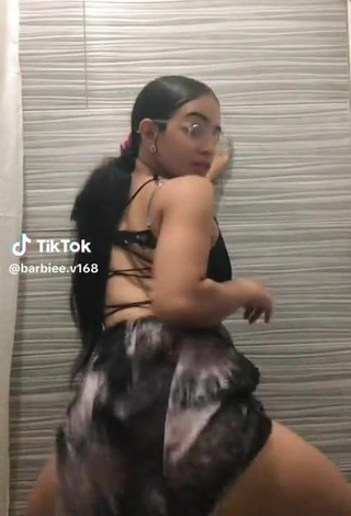 5. Sultry barbiee.v Shows Butt while Twerking