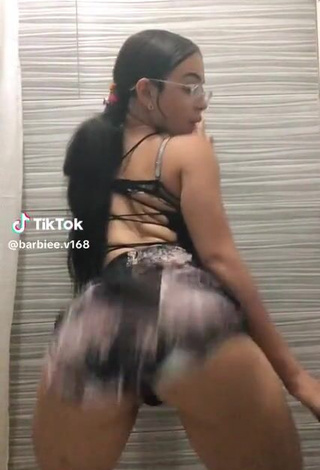 9. Sultry barbiee.v Shows Butt while Twerking