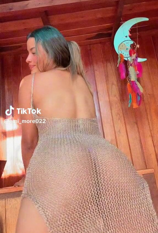 1. Sexy emi_more022 Shows Butt while Twerking