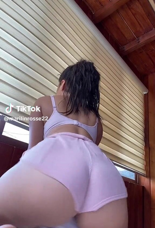 2. Sexy marilinrosse22 Shows Butt while Twerking