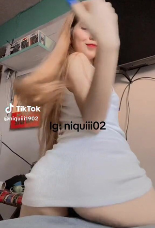 3. Luscious niquiii1902 Shows Butt while Twerking (Upskirt, Oops)