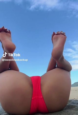 Hot leeexlinasbackup Shows Butt at the Beach while Leg Spread (Side Boob)