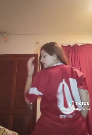 6. Hot bih_garcia Shows Butt while Twerking (Upskirt)