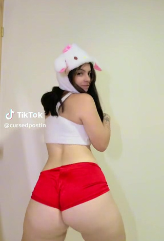 Sexy cursedpostin Shows Butt while Twerking