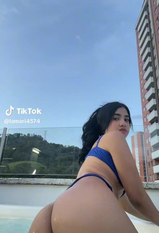 1. Sultry lamari4574 Shows Butt at the Pool while Twerking