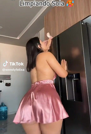 3. Sultry Wendy Felix Shows Butt while Twerking (Upskirt)