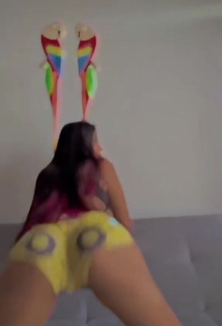 3. Sweetie Hanna Roldan Shows Butt while Twerking