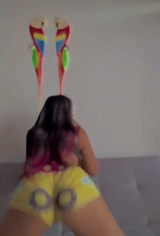 4. Sweetie Hanna Roldan Shows Butt while Twerking