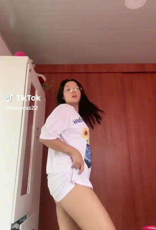 3. Sultry tianacas22 Shows Butt while Twerking (Upskirt)