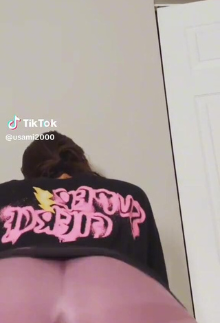 4. Sultry usami2000 Shows Butt while Twerking