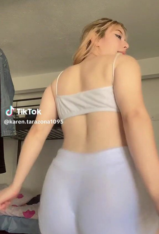 5. Karentarazona1095 Blonde teen twerking in shorts