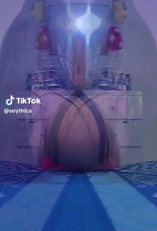 5. Sultry soythica Shows Butt while Twerking