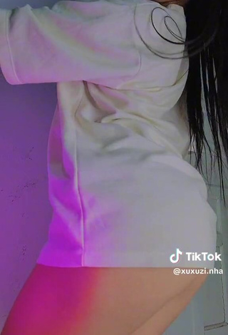 6. Luscious xuxuzi.nha Shows Butt while Twerking