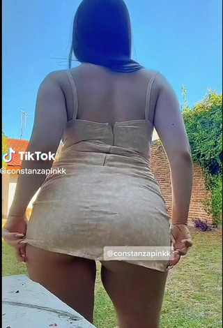 4. Sexy Constanza Pink Shows Butt while Twerking (Upskirt)