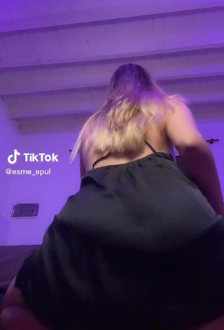 2. Luscious esme_epul Shows Butt while Twerking (Upskirt)