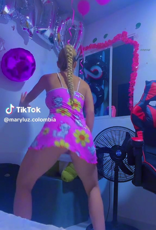 Sultry maryluz.colombia Shows Butt while Twerking (Upskirt)