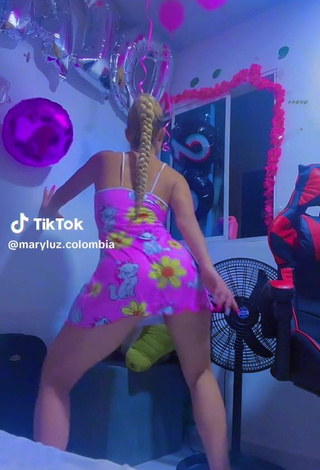 2. Sultry maryluz.colombia Shows Butt while Twerking (Upskirt)