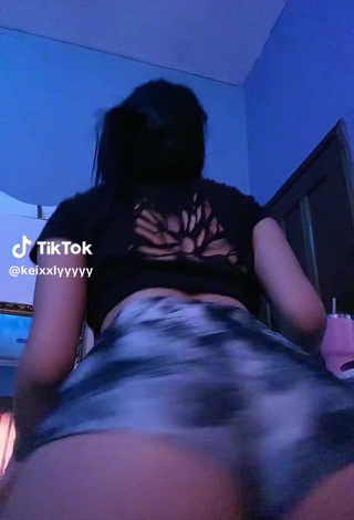 2. Sultry keixxlyyyyy Shows Butt while Twerking