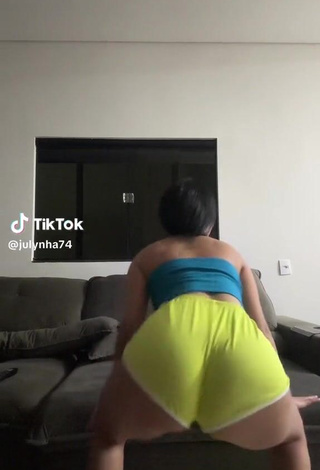 2. Julynha big booty short twerking