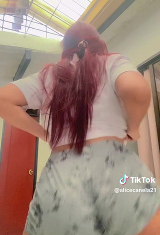 33. Sexy alicecanela21 Shows Butt while Twerking