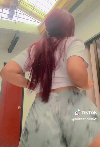 36. Sexy alicecanela21 Shows Butt while Twerking