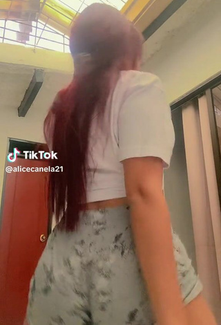 4. Sexy alicecanela21 Shows Butt while Twerking