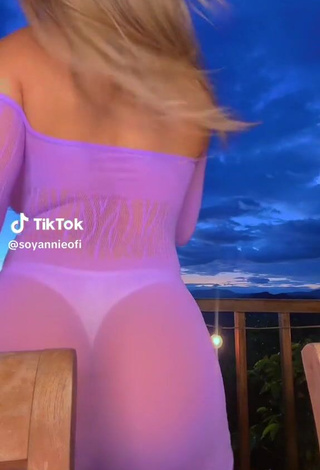 2. Sultry soyannieofi Shows Cameltoe while Twerking without Brassiere (Upskirt)