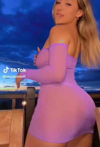 3. Sultry soyannieofi Shows Cameltoe while Twerking without Brassiere (Upskirt)