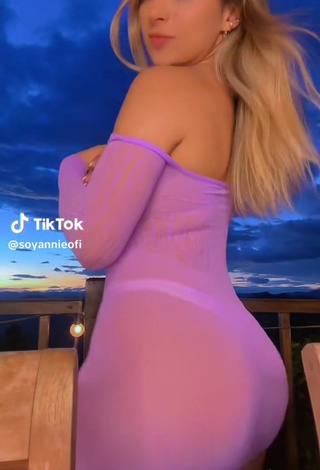 4. Sultry soyannieofi Shows Cameltoe while Twerking without Brassiere (Upskirt)