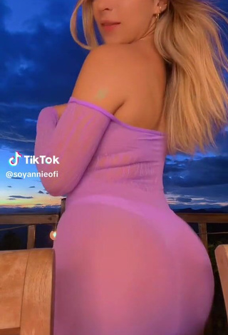 5. Sultry soyannieofi Shows Cameltoe while Twerking without Brassiere (Upskirt)