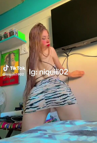 4. Sultry niquiii1902 Shows Butt while Twerking