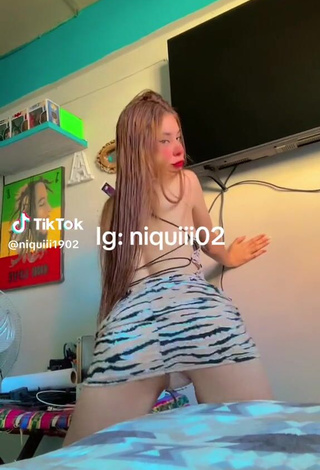 Sultry niquiii1902 Shows Butt while Twerking