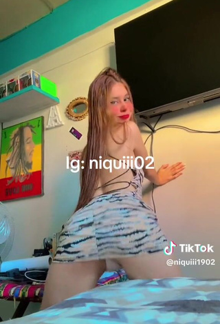 6. Sultry niquiii1902 Shows Butt while Twerking