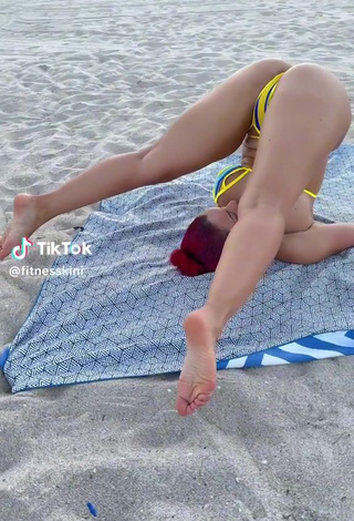 5. Sultry fitnesskini Shows Asshole while Leg Spread