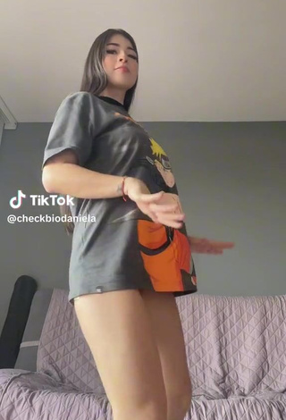 2. Sultry checkbiodaniela Shows Butt while Twerking (Upskirt)