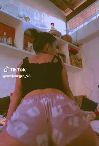 2. Sultry ovejanegra_98 Shows Cameltoe while Twerking