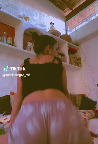 3. Sultry ovejanegra_98 Shows Cameltoe while Twerking