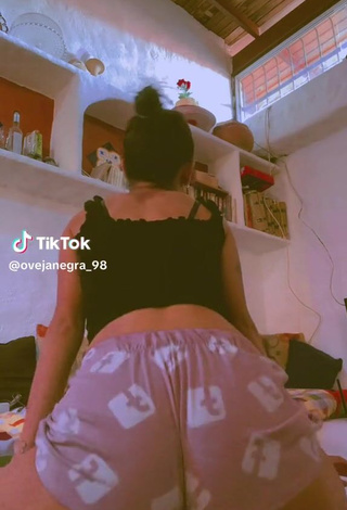 5. Sultry ovejanegra_98 Shows Cameltoe while Twerking