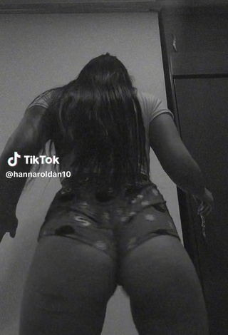 2. Erotic hannaroldan10 Shows Butt while Twerking