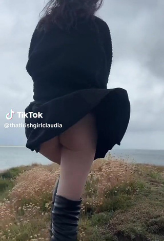 4. Cute thatirishgirlclaudia Shows Butt (Upskirt)