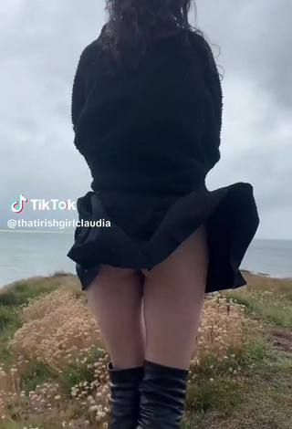 5. Cute thatirishgirlclaudia Shows Butt (Upskirt)