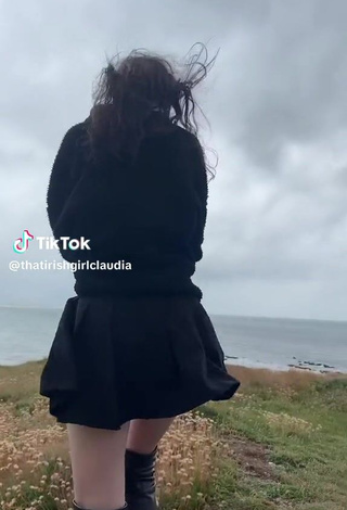 6. Cute thatirishgirlclaudia Shows Butt (Upskirt)