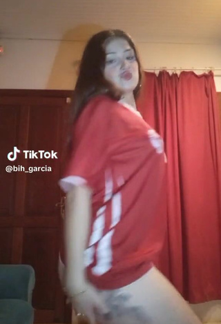 1. Sexy bih_garcia Shows Asshole while Twerking