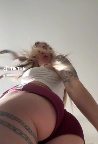 4. Titillating blondiebodxx Shows Butt (Oops)